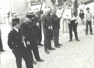 cérémonie au monument aux morts vers 1972